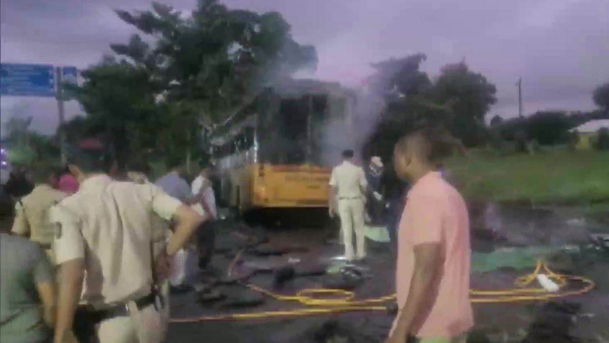 नासिक में भीषण सड़क हादसा: आग का गोला बनीं बस में 11 लोग जिंदा जले, CM ने किया आर्थिक सहायता का ऐलान