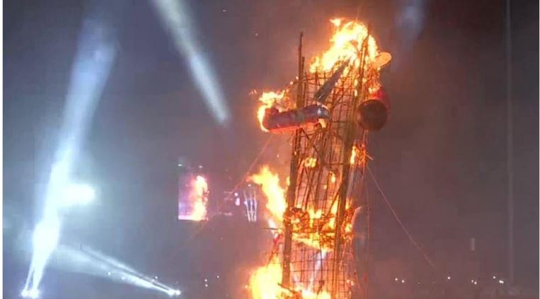 हरियाणा के यमुनानगर में रावण का जलता हुआ पुतला लोगो पर जा गिरा, अग्निबाणों की हुई बारिश|
